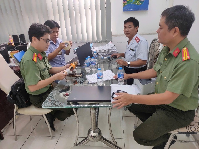 Cục Tần số vô tuyến điện phối hợp cơ quan Công an kiểm tra, xử lý vi phạm sử dụng micro không dây