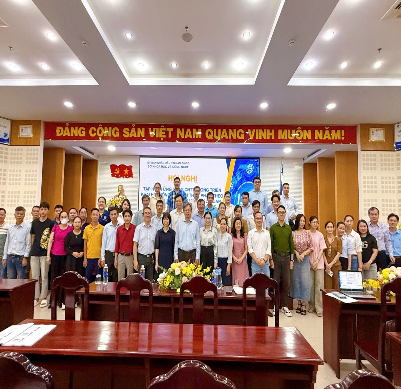 Học viên chụp ảnh lưu niệm với Lãnh đạo Sở và Giảng viên