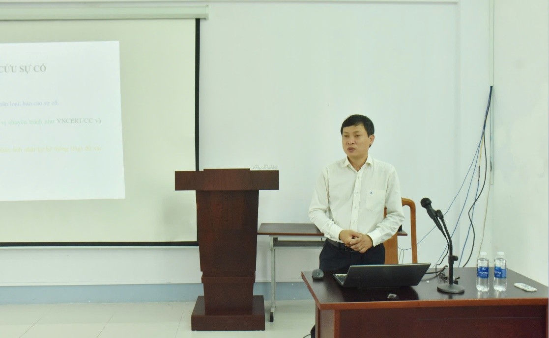 Giảng viên trình bày nội dung chuyên đề về nhận thức, văn bản pháp lý về an toàn thông tin